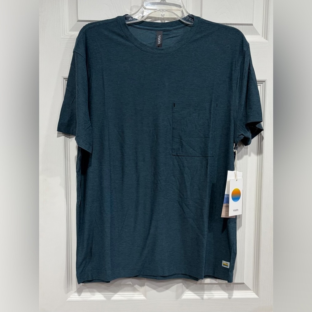 Vuori Men's Medium Short Sleeve Strato Pocket Tee Relaxed Fit Teal Deep Sea NWT
